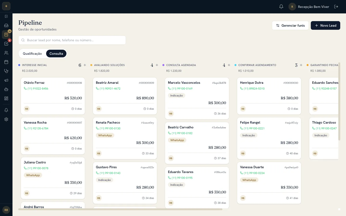 Kanban de pipeline do NovuCRM com leads distribuídos por etapa, valores em reais e origem de cada lead