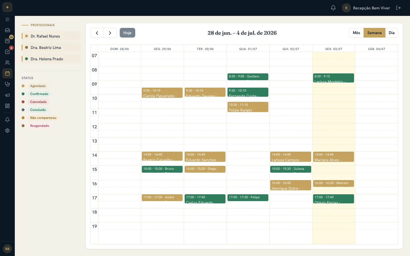 Agenda semanal do NovuCRM com consultas de três profissionais, status de confirmado e agendado em cores